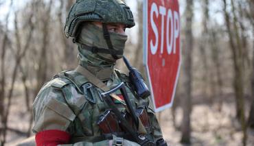 Водитель грузовика на трассе М5 напал с взрывчаткой на военных, охраняющих госграницу